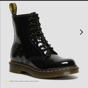 1460 WOMEN'S PATENT LEATHER LACE UP BOOTS DR.Martens
